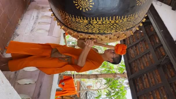 僧侶たちは寺院で伝統的な太鼓を演奏し 他の人々に祈る時間について知らせます ラオス ルアンパバーン 2023年3月3日 — ストック動画