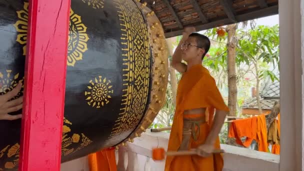 Monniken Bespelen Traditionele Trommel Tempel Andere Mensen Laten Weten Hoe — Stockvideo