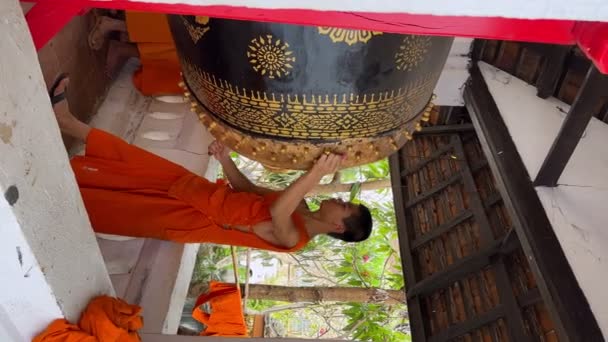 Монахи Играют Традиционном Барабане Храме Другие Люди Знали Времени Молитвы — стоковое видео