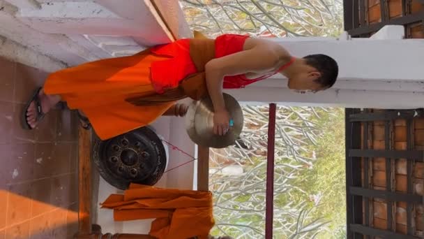 Munkar Spelar Den Traditionella Trumman Templet För Att Låta Andra — Stockvideo