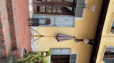 Luang Prabang 'ın eski caddelerinde geleneksel tarz evler ve Luang Prabang, Laos' ta birçok elektrik kablosu var. Tarihi sömürge Fransız mimarisi.