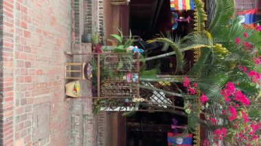 Luang Prabang 'ın eski caddelerinde, Luang Prabang, Laos' taki geleneksel tarz evler ve elektrik kablolarıyla genç bir bayan turist yürüyor. Luang Prabang, Laos - 03 Mart 2023.