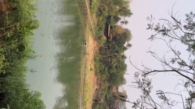 Bambu ahşap köprü Mekong Nehri üzerinde, Kingkitsarath Yolu, Luang Prabang, Laos.