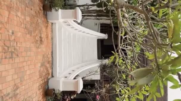 ラオス ルアンパバーンの白い階段を持つ伝統的なスタイルの家 フランスの歴史的建造物 — ストック動画