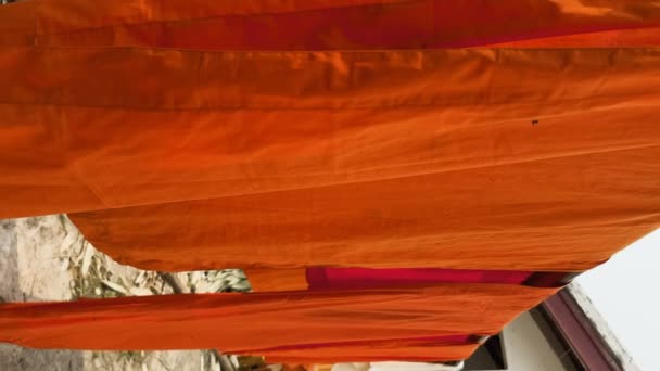Одежды Буддийских Монахов Высушиваются После Стирки Монахи Надевают Сухие Одежды — стоковое видео
