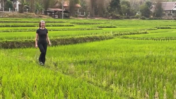 Samice Stojí Dřevěném Mostě Přes Zelené Rýžové Pole Terasa Chata — Stock video