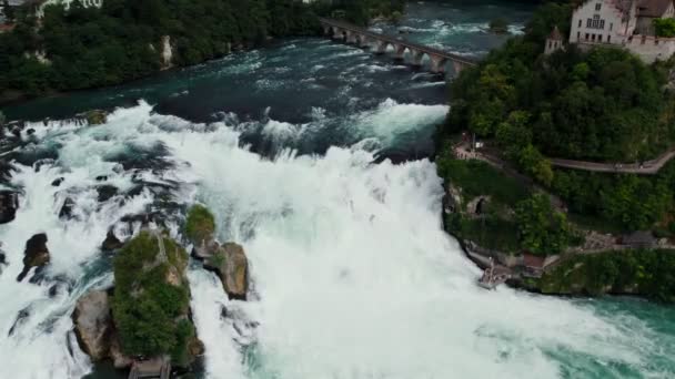 Flyg Över Rhen Falls Vattenfall Och Järnvägsbron Neuhausen Rheinfall Schweiz — Stockvideo