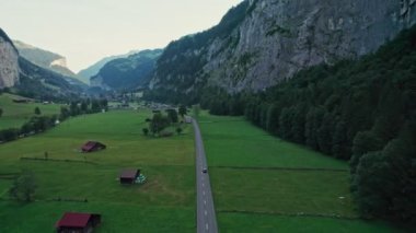 İsviçre 'deki Lauterbrunnen Vadisi, gündoğumunda Staubbach şelalesi ve Lauterbrunnen Vadisi manzaralı ünlü bir İsviçre alp köyüdür. Yüksek kalite İHA 4K görüntü