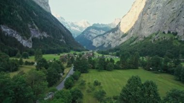 İsviçre 'deki Lauterbrunnen Vadisi, gündoğumunda Staubbach şelalesi ve Lauterbrunnen Vadisi manzaralı ünlü bir İsviçre alp köyüdür. Yüksek kalite İHA 4K görüntü