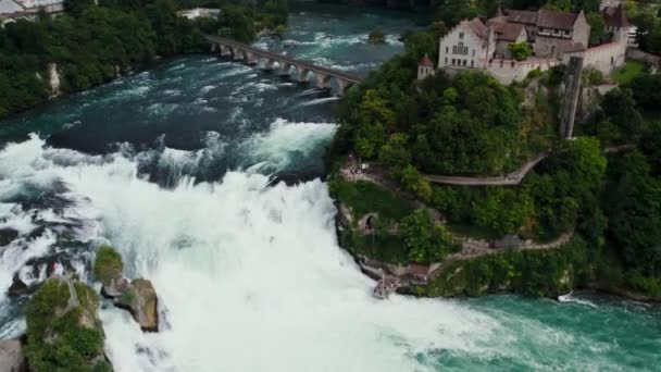 Полет Над Водопадами Рейн Фолс Железнодорожным Мостом Нойхаузен Рейнфолл Швейцария — стоковое видео