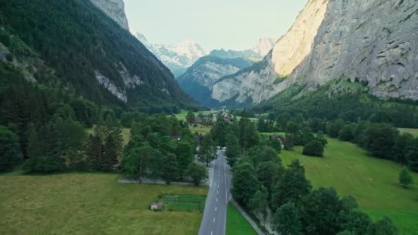 스위스의 라우터브루넨 Lauterbrunnen Valley 스위스의 유명한 알프스 풍경으로 스테우바흐 폭포와 — 비디오