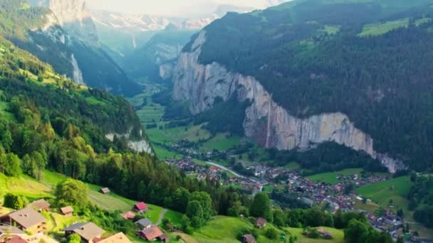 スイスのラウテルブルンヴァレーは スイスの有名なアルプスの村の風景で 日の出にスタブバッハ滝 ラウテルブレンヴァレーの美しい空中ビューです 高品質のドローン4K映像 — ストック動画
