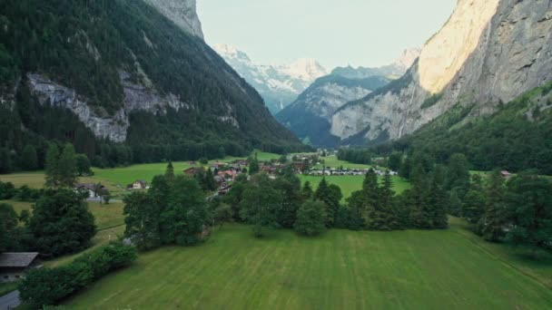 瑞士劳特布鲁南山谷 Lauterbrunnen Valley 是瑞士著名的高山村庄景观 日出时是斯塔布巴赫瀑布 是劳特布鲁南山谷的风景秀丽的空中景观 高质量的无人驾驶4K镜头 — 图库视频影像