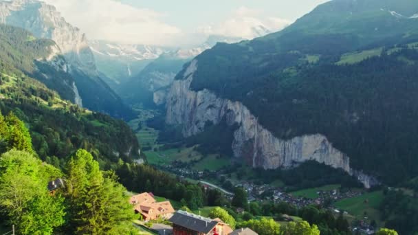 Dolina Lauterbrunnen Szwajcarii Słynny Szwajcarski Alpejski Krajobraz Wiejski Wodospadem Staubbach — Wideo stockowe