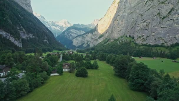 Lauterbrunnen Dalen Sveits Berømt Sveitsisk Alpinlandsbylandskap Med Staubbach Fall Ved – stockvideo
