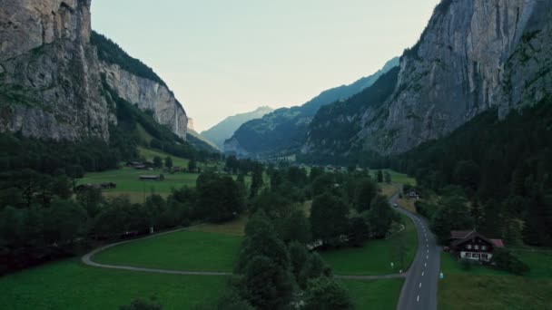 瑞士劳特布鲁南山谷 Lauterbrunnen Valley 是瑞士著名的高山村庄景观 日出时是斯塔布巴赫瀑布 是劳特布鲁南山谷的风景秀丽的空中景观 高质量的无人驾驶4K镜头 — 图库视频影像
