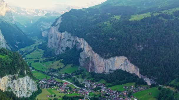 Lauterbrunnen Valley Švýcarsku Proslulá Švýcarská Alpská Vesnická Krajina Vodopádem Staubbach — Stock video