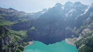 Oeschinen Gölü, İsviçre 'nin Bernese Oberland kentinde yer alan bir göldür. Göl dev bir heyelan tarafından oluşturuldu ve bir dizi dağ deresi ve yer altındaki kanalizasyonlardan beslendi. 4K video.