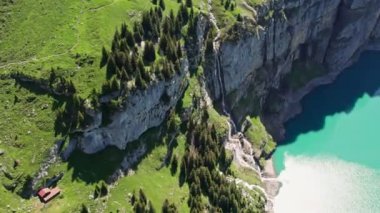 Oeschinen Gölü, İsviçre 'nin Bernese Oberland kentinde yer alan bir göldür. Göl dev bir heyelan tarafından oluşturuldu ve bir dizi dağ deresi ve yer altındaki kanalizasyonlardan beslendi. 4K video.
