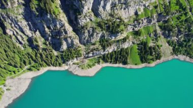 Oeschinen Gölü, İsviçre 'nin Bernese Oberland kentinde yer alan bir göldür. Göl dev bir heyelan tarafından oluşturuldu ve bir dizi dağ deresi ve yer altındaki kanalizasyonlardan beslendi. 4K video.