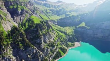Oeschinen Gölü, İsviçre 'nin Bernese Oberland kentinde yer alan bir göldür. Göl dev bir heyelan tarafından oluşturuldu ve bir dizi dağ deresi ve yer altındaki kanalizasyonlardan beslendi. 4K video.