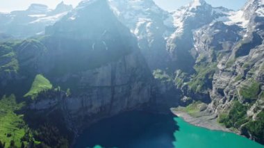 Oeschinen Gölü, İsviçre 'nin Bernese Oberland kentinde yer alan bir göldür. Göl dev bir heyelan tarafından oluşturuldu ve bir dizi dağ deresi ve yer altındaki kanalizasyonlardan beslendi. 4K video.