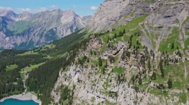 Oeschinen Gölü, İsviçre 'nin Bernese Oberland kentinde yer alan bir göldür. Göl dev bir heyelan tarafından oluşturuldu ve bir dizi dağ deresi ve yer altındaki kanalizasyonlardan beslendi. 4K video.