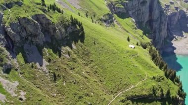Oeschinen Gölü, İsviçre 'nin Bernese Oberland kentinde yer alan bir göldür. Göl dev bir heyelan tarafından oluşturuldu ve bir dizi dağ deresi ve yer altındaki kanalizasyonlardan beslendi. 4K video.