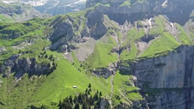 Oeschinen Gölü, İsviçre 'nin Bernese Oberland kentinde yer alan bir göldür. Göl dev bir heyelan tarafından oluşturuldu ve bir dizi dağ deresi ve yer altındaki kanalizasyonlardan beslendi. 4K video.