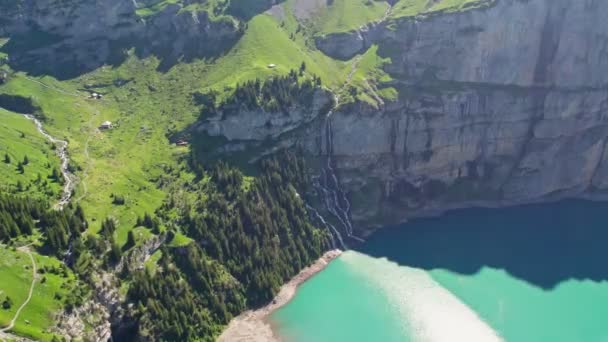 オケシネン湖は スイスのベルンオーバーランドにある湖です 湖は巨大な地滑りによって作成され 一連の山のクリークと地下の排水を通して供給されます 4Kビデオ — ストック動画