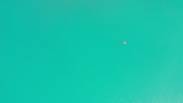 オケシネン湖は スイスのベルンオーバーランドにある湖です 湖は巨大な地滑りによって作成され 一連の山のクリークと地下の排水を通して供給されます 4Kビデオ — ストック動画