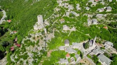 Bosna-Hersek 'in başkenti Capljina' daki Pocitelj 'in surlu kasabasındaki güçlendirilmiş kule 