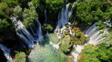 Kravica Şelalesi, Bosna-Hersek 'in karistik merkezindeki Trebizat Nehri üzerinde büyük bir tufa şelalesi. Kravica Şelalesi bölgesinde piknik alanı ve kamp yeri de var..