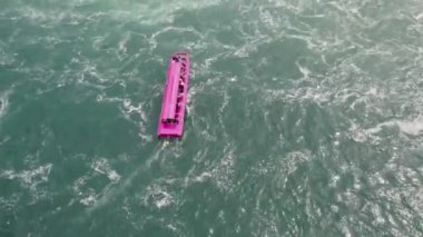 Rhine Falls Şelaleleri 'nde pembe tekne gezisi. Doğal Ren Şelalesinin Nehirdeki Havadan Güzel Çekimi, Evlerin Üzerinde Uçan İnsansız Hava Aracı - Schaffhausen, İsviçre.