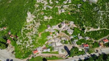 Bosna-Hersek 'in başkenti Capljina' daki Pocitelj 'in surlu kasabasındaki güçlendirilmiş kule 
