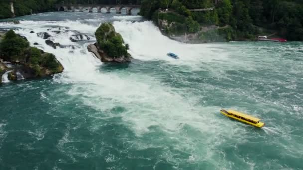 Gul Båtkryssning Vid Rhen Falls Vattenfall Flygfoto Vacker Skott Naturliga — Stockvideo