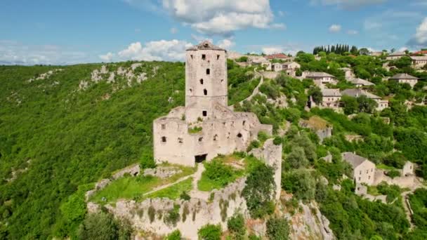 壁に囲まれた町ポカテーリャ カプチーナ ボスニア ヘルツェゴビナの要塞化されたタワー — ストック動画