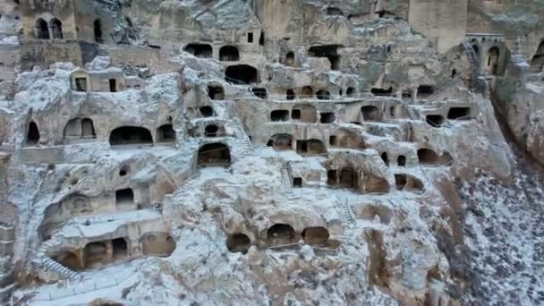 中世纪著名的洞穴城市瓦尔齐亚修道院是从厄鲁什蒂山的斜坡上挖掘出来的 在冬季被无人驾驶飞机击中 这个城市被雪覆盖着 4K镜头 — 图库视频影像