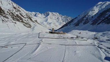 Orta Çağ Taş Kule Kasabası Kafkasya Doğa Dağları, nehirler ve Avrupa 'nın kuzeydoğusundaki vadiler Mestia Svaneti Georgia' da. Ushguli 'nin Karla Kaplanmış Eski Kış Köyü manzarası. 