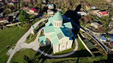Kutaisi 'deki Bagrati Katedrali' nin yeniden inşa edilmiş binasının havadan görüntüsü. Ortaçağ Gürcistan mimarisinin bir başyapıtı.