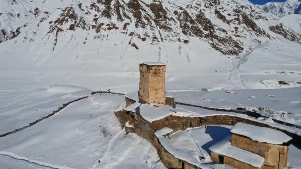 Torre Medievale Pietra Città Nel Caucaso Montagne Fiumi Valli Naturali — Video Stock