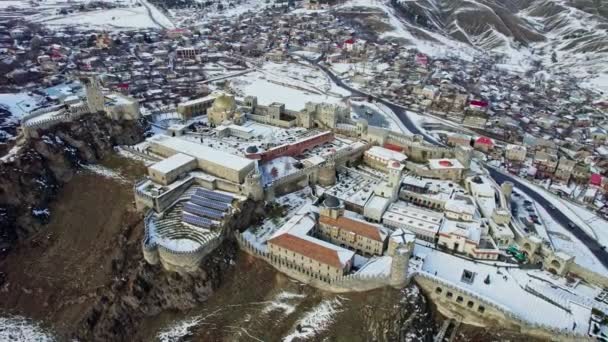 9世紀に建てられた中世の要塞であるアキリクヘ ラバティ城の冬の空中観察 雪で覆われたラバティ城の上のフライト — ストック動画