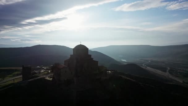 ジョヴァル修道院はジョージア州マウシェティアに近い6世紀のグルジア正教会の修道院である ジュバルは ほとんど変わっていない今日まで生き残った初期中世ジョージアの教会のまれなケースです — ストック動画
