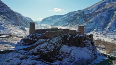Gürcistan 'da soğuk ve güneşli bir kış gününde Khertvisi kalesinin hava manzarası karla kaplıydı.. 
