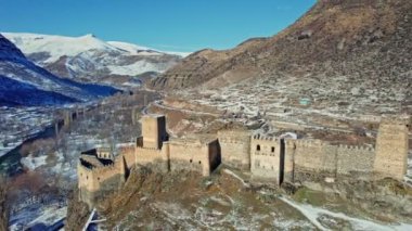 Gürcistan 'da soğuk ve güneşli bir kış gününde Khertvisi kalesinin hava manzarası karla kaplıydı.. 