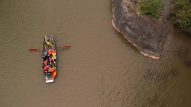 Hang Mua Vadisi 'nin Ninh Binh, Vietnam' da yüzen tekneleriyle muhteşem bir manzarası var..