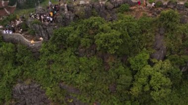 Hang Mua 'nın Vietnam, Ninh Binh' deki dağının tepesindeki ejderha heykelinin manzarası çok güzel..