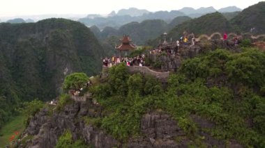Hang Mua 'nın Vietnam, Ninh Binh' deki dağının tepesindeki ejderha heykelinin manzarası çok güzel..