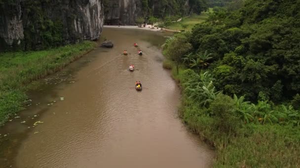 ベトナムのニンビンに浮遊ボートを搭載したハングタン渓谷の壮大な谷の光景 — ストック動画