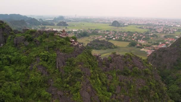 ベトナム ニンビンにあるハンギンビューポイントの山頂にあるドラゴン像の美しい景色 — ストック動画